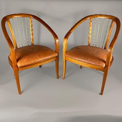 Par de sillones en cedro rojo y latón con asientos de piel café