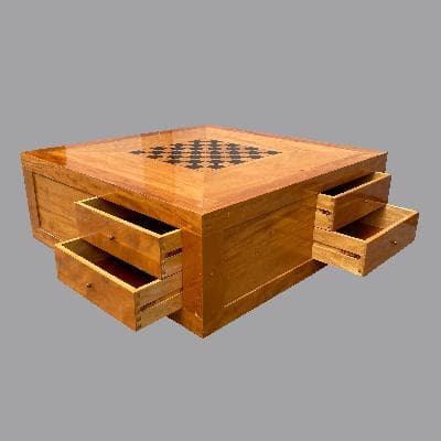 Mesa de centro con tablero de ajedrez en madera de cedro blanco