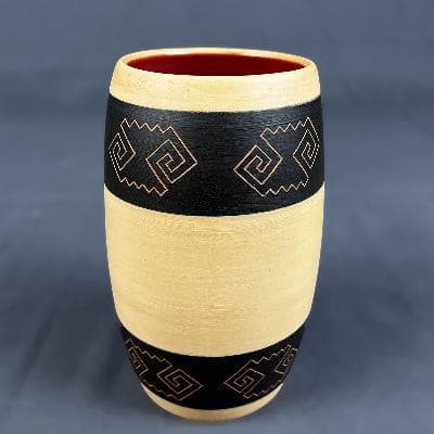 Vicente Hernández. Florero en cerámica color crema con bandas negras