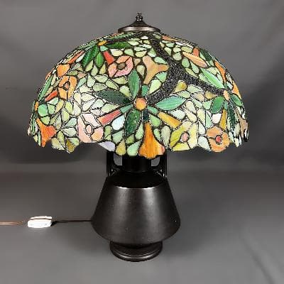 Handel Lamp Company. Lámpara de mesa en metal con pantalla de cristal emplomado