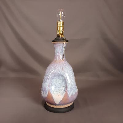Lámpara de mesa en ceramica de alta temperatura color lila