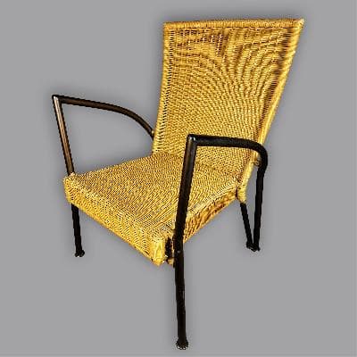 Silla para exterior en acero tubular con mimbre tejido