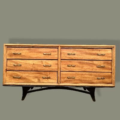 Cajonera en madera enchapada con tiradores de bronce