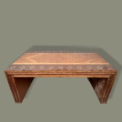 Mesa de centro en madera con marquetería geométrica