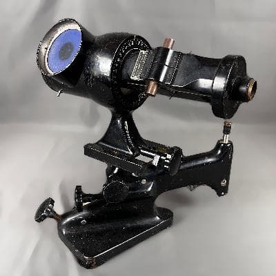 Oftalmómetro americano de metal negro.