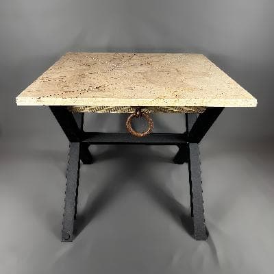 Mesa lateral de mármol travertino y acero