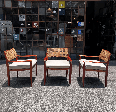 Frank Kyle. 3 sillas de caoba con tapicería de piel blanca