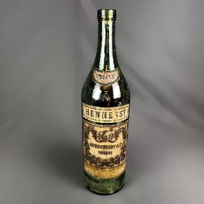 Botella de cristal de Mercurio con etiquetas Hennessy V.S.O.P.