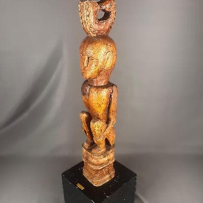 Hombre con hipocampo. Escultura balinense de madera tallada 