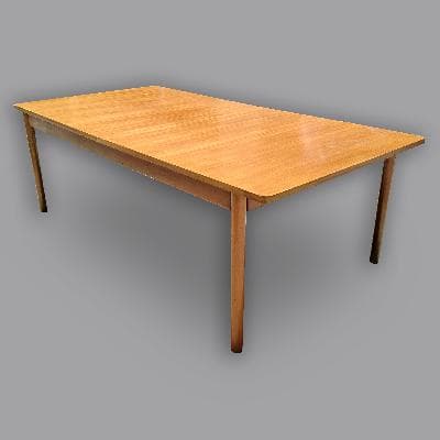 Michael Van Beuren para Van Beuren, S.A. Mesa de comedor de la línea Edimburgo