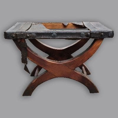 Taburete estilo Español de piel y madera para restaurar 