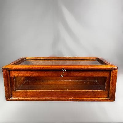 Vitrina rectangular con tapa abatible y gancho para cerrar