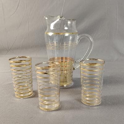 Juego de jarra y 3 vasos en vidrio con esmalte dorado