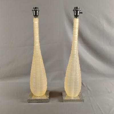 Kravet. Par de lámparas de mesa en resina moldeada color ámbar