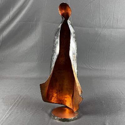 Los Castillo. Virgen en metal plateado con interior de cobre