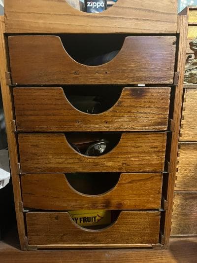 Papelera con cajones en cedro rojo