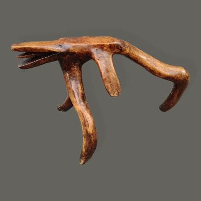 Banco con forma de perro en madera tropical