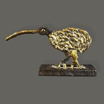 Pal Kepenyes. Kiwi estilo brutalista en bronce y acero