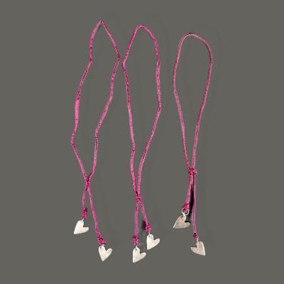 María José de Simón. Collares de seda con corazones de plata .925