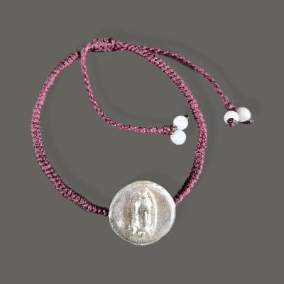 María José de Simón. Pulsera de seda con medallón de la Virgen de Guadalupe